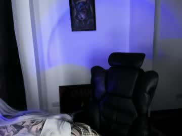 Anai_gomez with friend