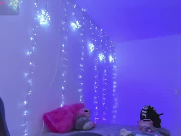 Roseliam_ with friend show