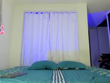 Issalovexxx threesome camshow