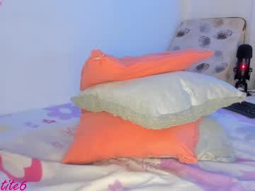 Ninapetite tits and ass camshow